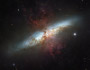 Messier 82 (auch bekannt als NGC 3034, Zigarrengalaxie oder M82) ist der Prototyp einer Starburstgalaxie, die 12 Millionen Lichtjahre entfernt liegt in dem Sternenbild Ursa Major (Großer Bär). Die Starburstgalaxie ist fünfmal heller als die gesamte Milchstraße und hundertmal so hell wie unser galaktisches Zentrum. NASA/Gefälligkeit von nasaimages.org.