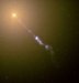 Messier 87 Galaxie schießt ein Emissions-Jet von seinen Kern, der sich über 5000 Lichtjahre ausbreitet. Mit hoher Wahrscheinlichkeit resultiert der Jet aus einer Akkretionsscheibe eines supermassiven Schwarzen Loches im Zentrum der Galaxie. NASA/Gefälligkeit von nasaimages.org.
